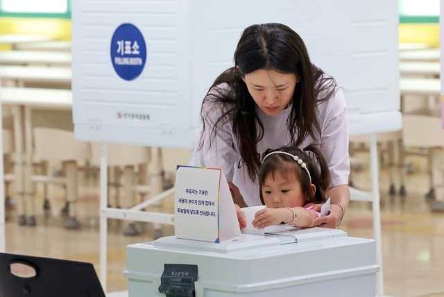 <b>대선 투표율</b> 오후 2시 현재 65.5％…역대 <b>최고치</b>