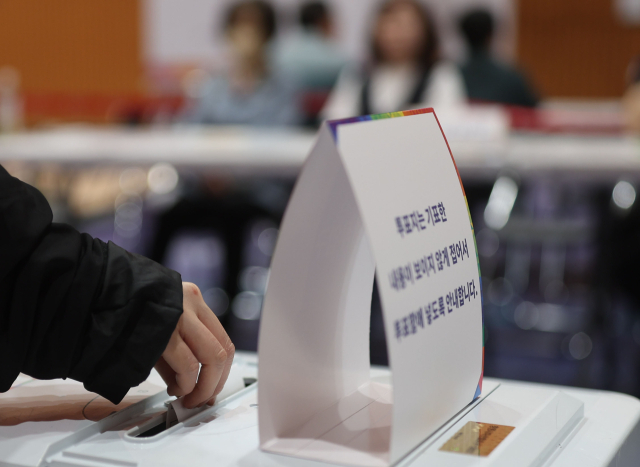 제21대 대통령 선거일인 3일 경남 창원시 마산합포구 해운중학교 1층 체육관에 마련된 월영동 제4·5 투표소에서 유권자들이 투표하고 있다. 연합뉴스