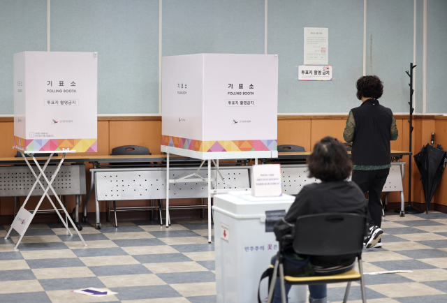 제21대 대통령선거 투표일인 3일 오후 울산 중구 외솔기념관에 마련된 병영2동 제4투표소에서 한 유권자가 기표소로 이동하고 있다. 연합뉴스