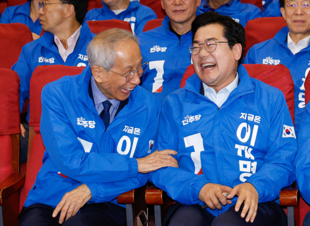 더불어민주당 총괄선거대책위원회 및 의원, 당직자들이 3일 서울 여의도 의원회관 대회의실에서 ‘제21대 대통령선거’ 개표방송을 시청하며 지상파 3사 출구조사가 이재명 민주당 후보의 우세로 발표되는 순간 환호하고 있다.