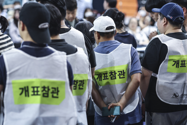 제21대 대통령선거일인 3일 서울 서대문구 명지전문대 체육관에 마련된 개표소에서 개표 작업이 시작되자 참관인들이 지켜보고 있다. 연합뉴스
