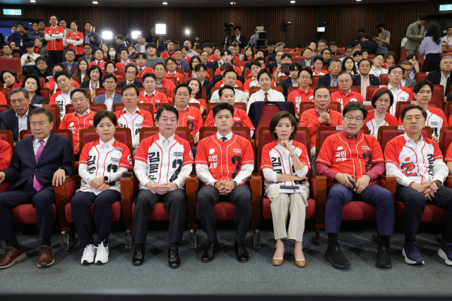 3일 서울 여의도 국회 도서관에 마련된 국민의힘 개표 상황실에서 선대위원장들이 제21대 대통령 선거 방송3사 출구조사 결과를 보고 있다. (왼쪽부터)손학규, 양향자, 안철수, 김용태, 나경원, 권성동, 김기현. 성형