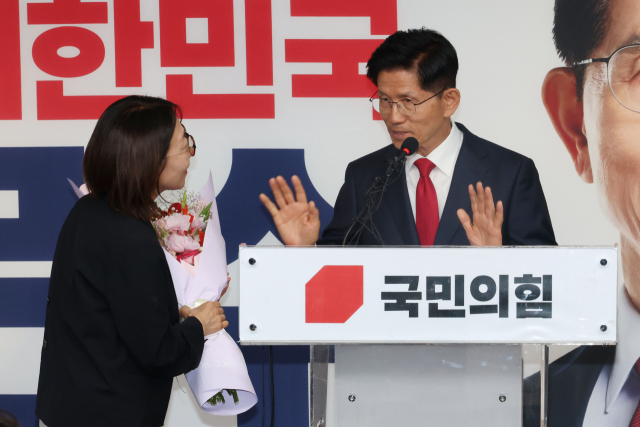김문수 국민의힘 대선 후보가 4일 서울 여의도 당사에서 기자회견을 마친뒤 관계자가 전달하는 꽃다발을 받지 않고 있다. 연합뉴스
