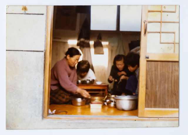 이재명 대통령이 1980년 성남으로 이사온 지 4년 만에 지하를 벗어나 처음 1층으로 이사한 날 가족들과 밥 나누어 먹는 모습.