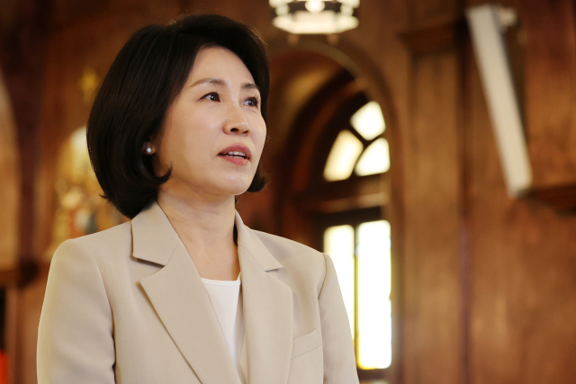 이재명 대통령 배우자 김혜경 여사가 지난달 27일 전남 고흥군 소록도 내 성당 안을 둘러보고 있다. 연합뉴스