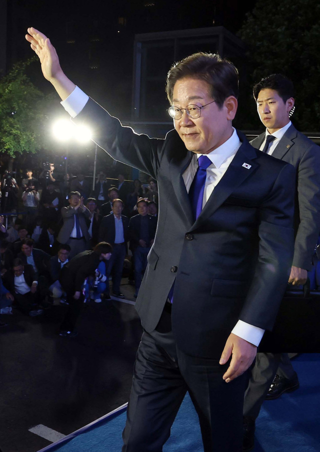 대통령 당선이 확실시 되는 이재명 더불어민주당 대선 후보가 4일 5000여 명이 운집한 서울 여의도 국회 앞에서 지지자들의 환호에 손을 들어 화답하고 있다. 오승현 기자
