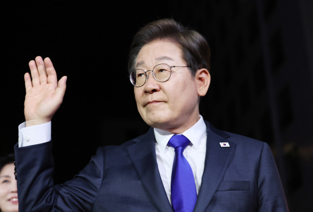 이재명 제21대 대통령 당선인이 4일 서울 여의도 더불어민주당 중앙당사로 들어가고 있다. 오승현 기자
