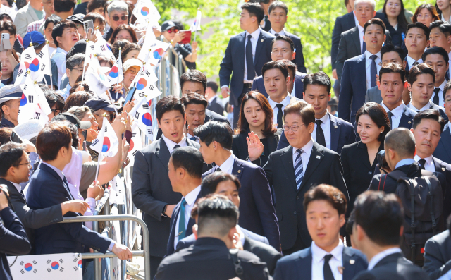 이재명 대통령과 김혜경 여사가 4일 인천 계양구 자택을 나서며 주민들과 지지자들에게 인사하고 있다. 연합뉴스