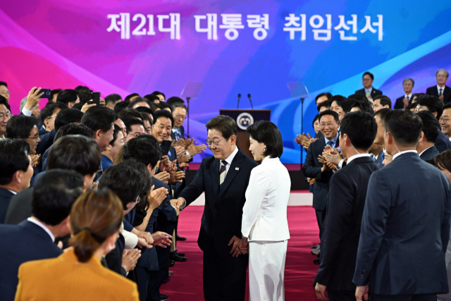 이재명 대통령이 취임 선서를 위해 4일 오전 서울 여의도 국회에 도착해 의원들과 인사를 하고 있다. 뉴스1