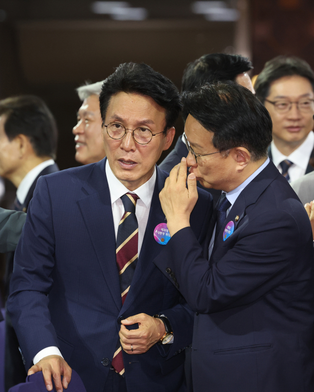 더불어민주당 김민석 의원이 4일 서울 여의도 국회에서 열린 제21대 대통령 취임선서식에서 동료 의원들과 이야기를 나누고 있다. 연합뉴스