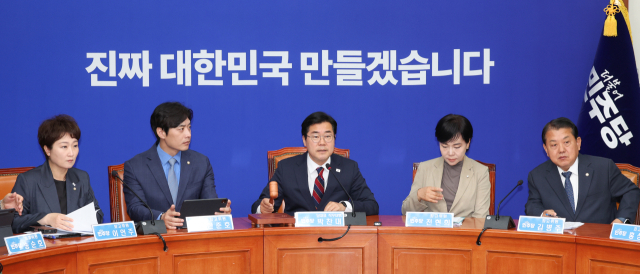 박찬대(가운데) 더불어민주당 대표 직무대행 겸 원내대표가 5일 오전 서울 여의도 국회에서 열린 최고위원회의에 참석해 개의를 선언하고 있다. 뉴스1