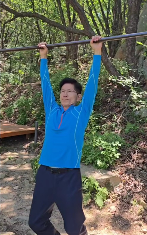 김문수 전 국민의힘 대선 후보가 턱걸이를 하는 모습. 김재원 전 의원 페이스북