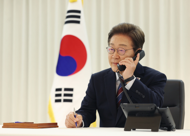 이재명 대통령이 6일 서울 한남동 관저에서 도널드 트럼프 미국 대통령과 전화 통화를 하기 위해 수화기를 들고 있다. 연합뉴스