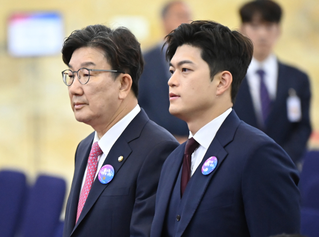 국민의힘 김용태 비상대책위원장과 권성동 원내대표가 4일 오전 서울 여의도 국회의사당에서 열린 제21대 대통령 취임선서에 참석하고 있다. 국회사진기자단