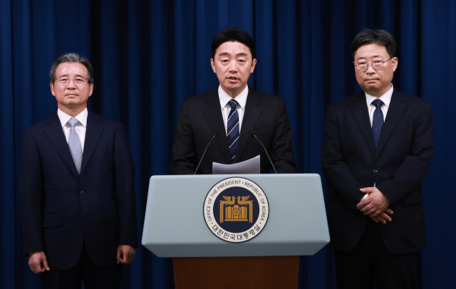 강훈식(가운데) 대통령 비서실장이 6일 서울 용산 대통령실 청사에서 대통령실 1차 인선 발표를 하고 있다. 김용범(왼쪽부터) 정책실장, 강 비서실장, 하준경 경제성장수석. 연합뉴스