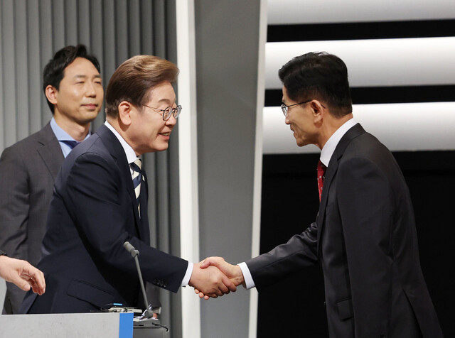 이재명 대통령과 김문수 전 국민의힘 대선 후보가 지난달 대선 후보 2차 토론회에서 인사를 나누고 있다. 연합뉴스