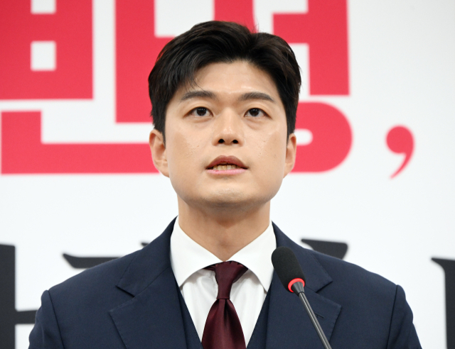 김용태 국민의힘 비상대책위원장이 8일 국회에서 현안 관련 기자회견을 하고 있다. 김 위원장은 오는 9월 초까지 전당대회 개최와 윤석열 전 대통령 탄핵반대 당론 무효화, 대선후보 교체 과정 진상 규명 및 책임 부과 계