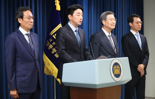 강훈식 대통령 비서실장이 8일 용산 대통령실에서 정무,홍보,민정 수석 인선을 발표하고 있다. 왼쪽부터 우상호 정무수석, 강 비서실장, 오광수 민정수석, 이규연 홍보소통수석. / 연합뉴스