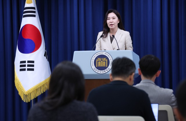 질문하는 기자 모습 <b>생중계</b>…<b>대통령실</b> “<b>브리핑룸</b> 카메라 추가 설치”
