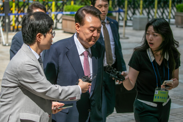 윤석열 전 대통령이 9일 서울 서초구 서울중앙지방법원에서 열린 내란 우두머리 혐의·직권남용 권리행사 방해 혐의 사건 6차 공판에 출석하고 있다. 연합뉴스