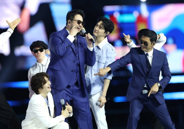 "한물 가지 않았나"…'<b>GOD</b> 비하' <b>논란</b> <b>경주시장</b> 결국 사과