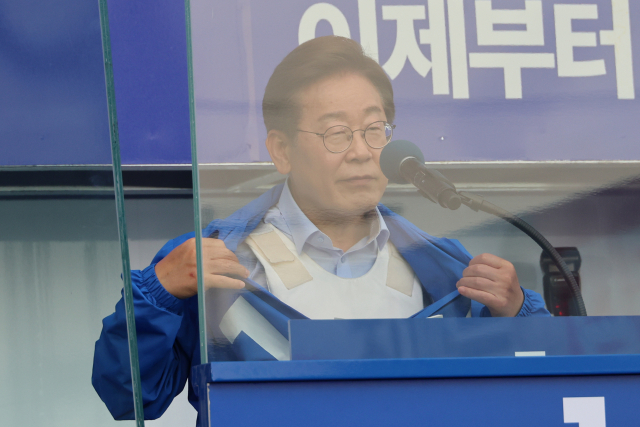 이재명 대통령의 대선 유세 당시 사용된 방탄유리막. 연합뉴스