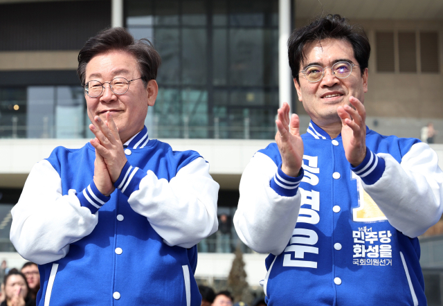 지난 3월 이재명 당시 더불어민주당 대표와 경기 화성시 동탄호수공원에서 거리인사를 하고 있는 공영운(오른쪽). 뉴스1