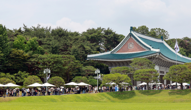 8일 서울 종로구 청와대를 찾은 관람객들이 본관을 관람하기 위해 줄을 서고 있다. 연합뉴스