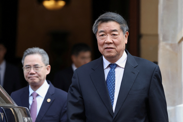 허리펑 중국 국무원 부총리가 10일(현지 시간) 영국 런던에서 열린 미중 2차 고위급 무역회담을 마치고 차량으로 이동하고 있다. 로이터연합뉴스