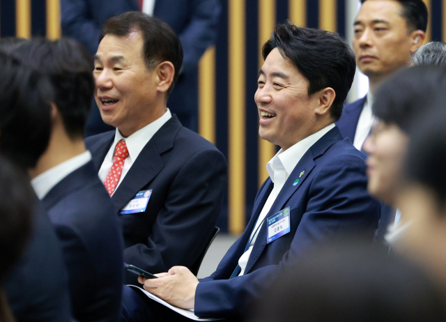 강훈식(오른쪽) 대통령 비서실장과 정은보 한국거래소 이사장이 11일 서울 영등포구 한국거래소에서 이재명 대통령 주재로 열린 주식시장 불공정거래 근절을 위한 현장 간담회에 참석해 이 대통령의 발언을 듣고 있다. 연합뉴