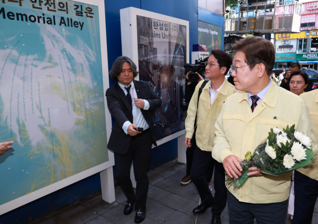 이재명 대통령이 12일 서울 용산구 이태원 참사 현장 '10·29 기억과 안전의 길'에서 헌화를 위해 이동하고 있다. 연합뉴스