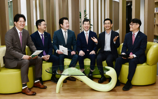 금정섭(왼쪽부터) 한화자산운용 ETF사업본부장, 남용수 한국투자신탁운용 ETF운용본부장, 김정현 신한자산운용 ETF사업본부장, 임태혁 삼성자산운용 ETF운용본부장, 허재환 유진투자증권 글로벌매크로팀장, 육동휘 KB자