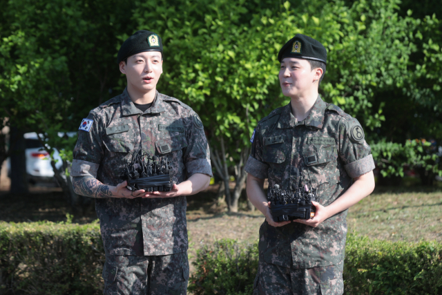 BTS <b>정국</b>, '우익 <b>모자</b>' <b>논란</b>에 화들짝…"즉시 폐기"