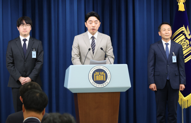 강훈식 대통령비서실장이 15일 서울 용산 대통령실에서 인선 발표를 하고 있다. 하정우(왼쪽부터) AI미래기획수석, 강 비서실장, 김현종 국가안보실 1차장. 연합뉴스