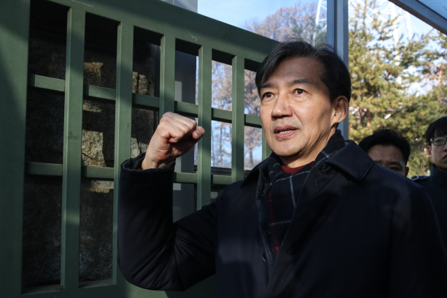 자녀 입시 비리와 청와대 감찰 무마 혐의로 대법원으로부터 징역 2년 실형을 확정 받은 조국 전 조국혁신당 대표가 지난해 12월 16일 오전 경기도 의왕시 서울 구치소로 수감되기 전 지지자들에게 주먹을 쥐어보이며 인사