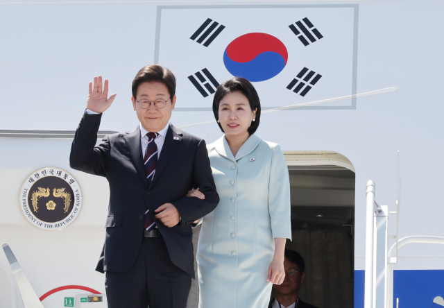 제51차 주요 7개국(G7) 정상회의에 참석하는 이재명 대통령이 16일(현지시간) 캐나다 앨버타주 캘거리국제공항에 도착해 김혜경 여사와 공군 1호기에서 내리며 인사하고 있다. 연합뉴스