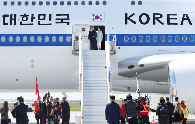제51차 주요 7개국(G7) 정상회의에 참석하는 이재명 대통령이 16일(현지시간) 캐나다 앨버타주 캘거리국제공항에 도착해 김혜경 여사와 공군 1호기에서 내리고 있다.