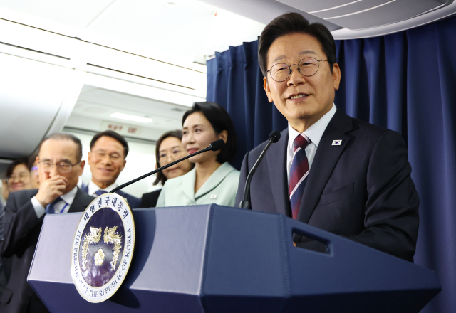 이재명 대통령이 16일(현지 시간) 주요 7개국(G7) 정상회의 참석을 위해 캐나다 앨버타주 캘거리로 향하며 공군 1호기에서 기자 간담회를 하고 있다. 연합뉴스