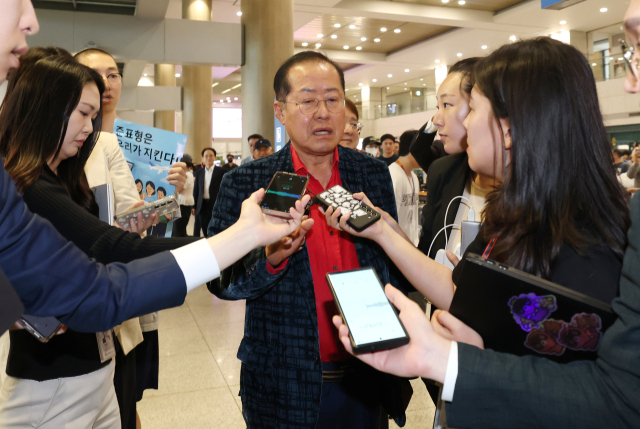 국민의힘 대선 경선에서 탈락한 뒤 정계 은퇴를 선언하고 하와이로 떠났던 홍준표 전 대구시장이 17일 인천국제공항을 통해 귀국해 인터뷰를 하고 있다. 뉴스1