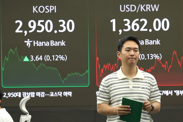 코스피 강보합 마감 (서울=연합뉴스) 서명곤 기자 = 17일 서울 중구 하나은행 딜링룸에서 한 딜러가 자리로 향하고 있다. 이날 코스피는 장중 3,000선 돌파를 시도하는 등 급등락 끝에 전장보다 3.64포인트(0.