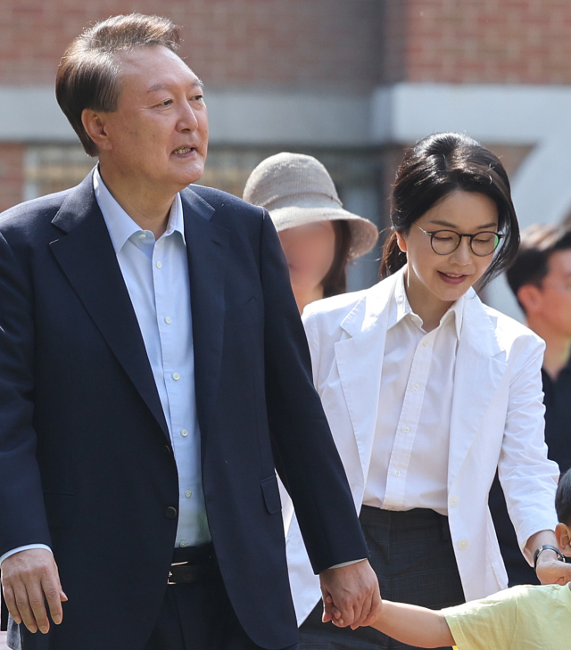 투표소 찾은 윤석열 전 대통령 부부 (서울=연합뉴스) 신현우 기자 = 윤석열 전 대통령과 김건희 여사가 21대 대통령 선거일인 3일 서울 서초구 원명초등학교에 마련된 서초4동 제3투표소에서 투표를 하기 위해 이동하고