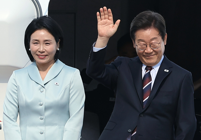 이재명 대통령과 부인 김혜경 여사가 캐나다에서 열리는 주요7개국(G7) 정상회의 참석을 위해 16일 오후 경기도 성남 서울공항을 통해 출국하고 있다. 역대 대통령 가운데 가장 빠른 취임 12일 만의 첫 해외 방문에 