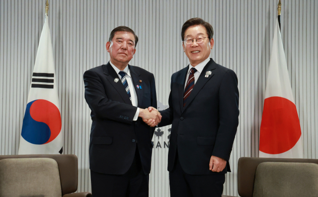 이재명 대통령과 이시바 시게루 일본 총리가 17일(현지시간) 캐나다 앨버타주 캐내내스키스 주요 7개국(G7) 정상회의장에서 열린 한일 정상회담에서 악수하고 있다. 연합뉴스