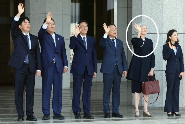 16일 오후 경기도 성남 서울공항에서 캐나다에서 열리는 주요7개국(G7) 정상회의 참석차 출국하는 이재명 대통령이 탑승한 1호기를 향해 손을 흔들고 있다. 강훈식 대통령 비서실장(왼쪽부터)과 김병기 더불어민주당 원내
