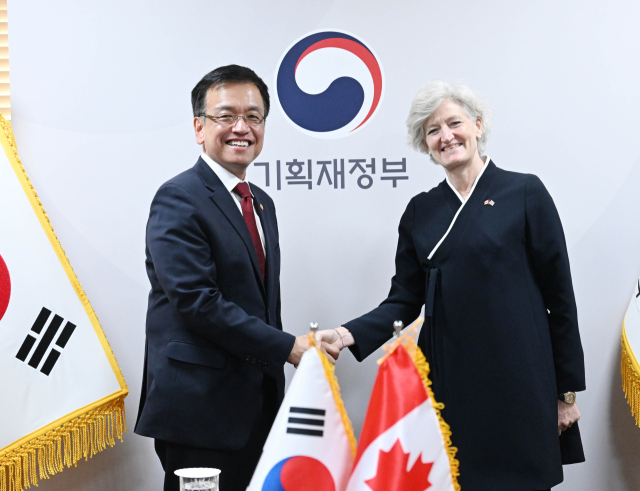 평소에도 개량 한복을 입고 다니는 타마라 모휘니 주한 캐나다 대사.뉴스1