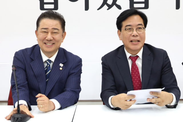 김병기(왼쪽) 더불어민주당 원내대표와 송언석 국민의힘 원내대표가 17일 국회에서 회동 후 기자간담회를 갖고 있다. 오승현 기자