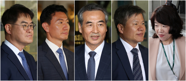윤석열 전 대통령의 부인 김건희 여사에 대한 의혹을 수사할 민중기 특검과 특검보들이 18일 서울 중앙지검장 직무대리를 맡은 박승환 1차장검사와 면담을 마치고 중앙지검을 나서고 있다. 김형근(왼쪽부터)·박상진 특검보,