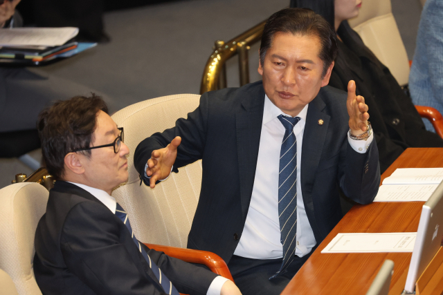 윤석열 대통령 탄핵소추단에 참여한 더불어민주당 정청래·박범계 의원이 2일 서울 여의도 국회 본회의장에서 대화하고 있다. 2025.4.2 연합뉴스