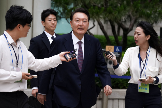 윤석열 전 대통령이 서울 서초구 서울중앙지방법원에서 열린 내란 우두머리 혐의·직권남용 권리행사 방해 혐의 사건 7차 공판을 마치고 취재진의 질문을 받으며 법원을 나서고 있다. 사진공동취재단