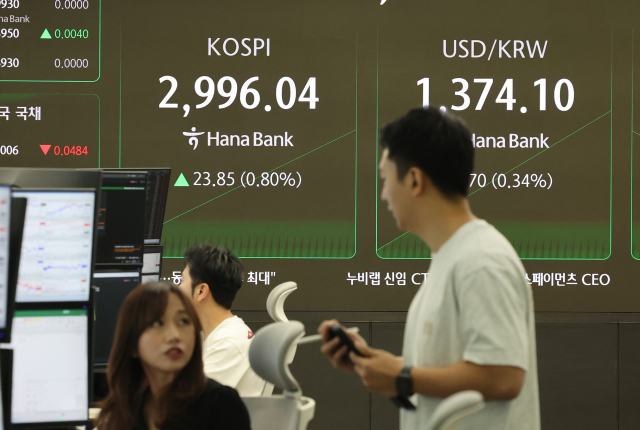 코스피가 상승 출발한 19일 서울 중구 하나은행 딜링룸에서 딜러들이 대화하고 있다. 연합뉴스